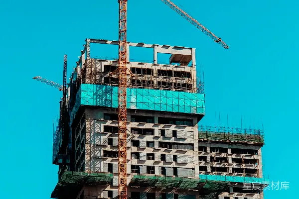 高清摄影 高楼建设中的起重机与建筑