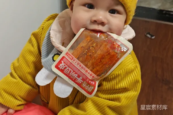  萌娃咬包零食可爱瞬间