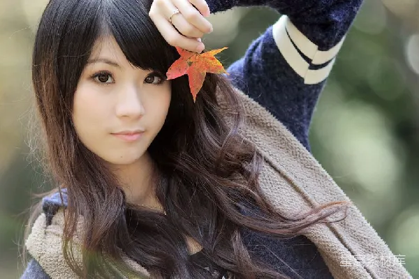 元素素材 秋日里的落叶与女孩