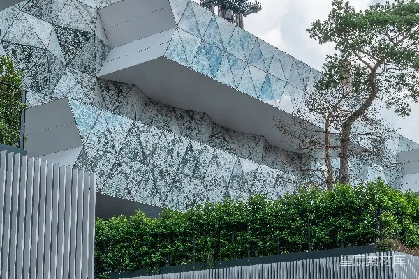 高清摄影 现代建筑与自然景观的和谐共存