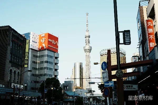 高清摄影 东京街头一隅，晴空下的东京晴空塔