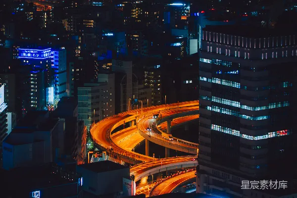 高清摄影 城市夜景：高楼大厦与繁忙交通