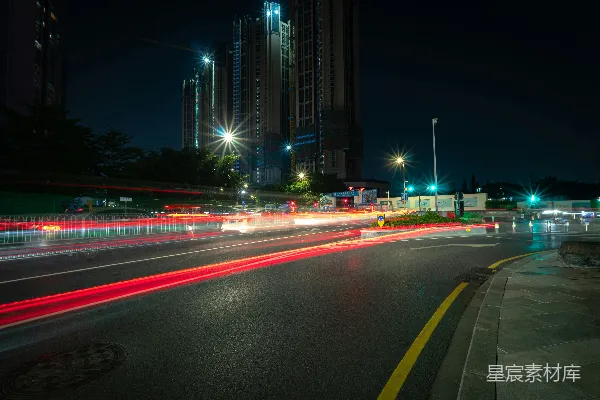 高清摄影 城市夜景中的车流轨迹