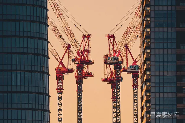 高清摄影 城市的建造者：日落时分的起重机