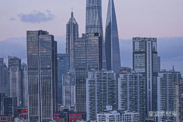 高清摄影 上海天际线：现代都市与传统建筑的对比