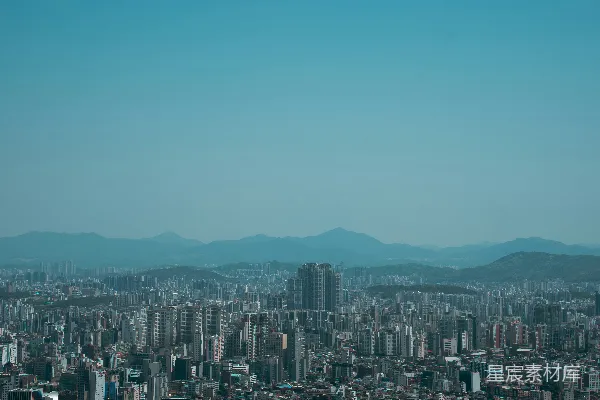高清摄影 城市与山峦的和谐共存