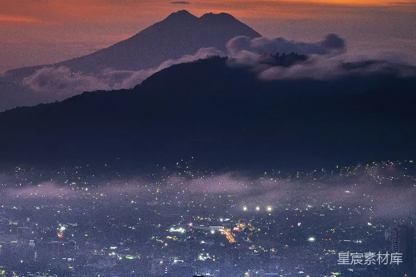 高清摄影 日落时分的城市与火山