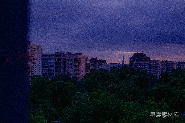 高清摄影 暮色中的城市与树木
