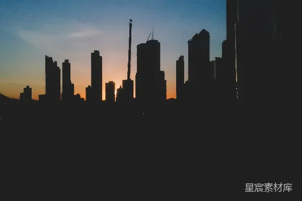 高清摄影 都市剪影：日落时的城市轮廓