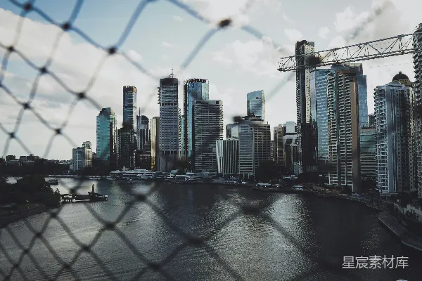 高清摄影 铁丝网后的城市天际线