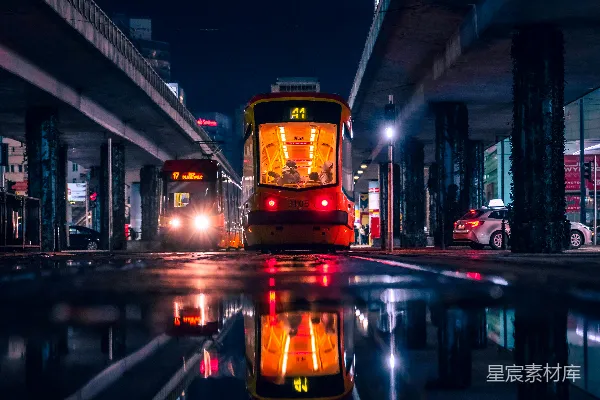 高清摄影 夜幕下的电车与倒影