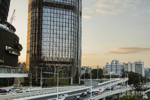 高清摄影 现代城市天际线与繁忙道路