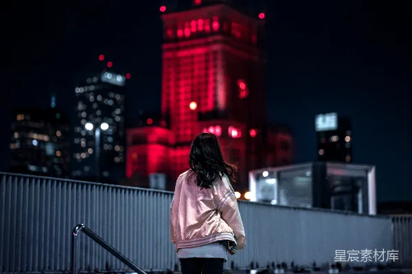 高清摄影 夜幕下的塔与背影