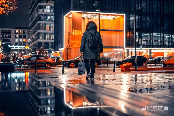 高清摄影 雨夜里的孤独行者