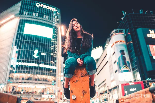 高清摄影 夜幕下的城市独行者