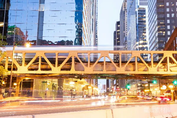 高清摄影 都市夜景：高架桥下的繁忙街道