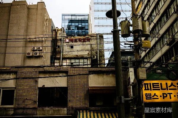 高清摄影 城市街景：现代与旧建筑的交汇