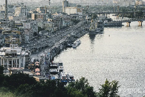 高清摄影 城市天际线与河流的宁静晨景
