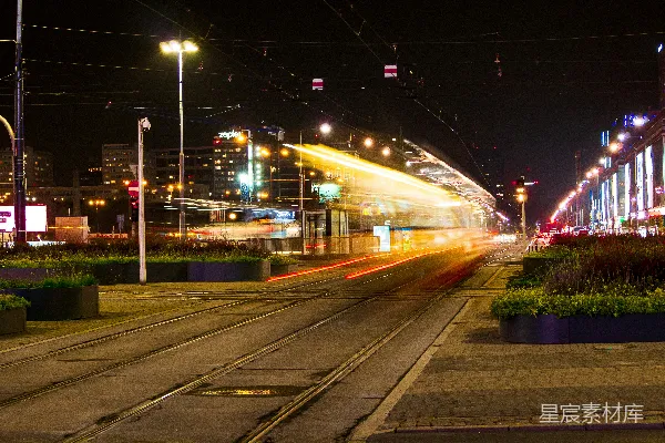 高清摄影 夜色中的电车轨迹