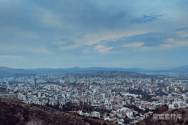 高清摄影 山脚下城市的全景