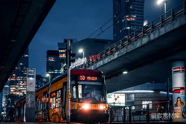 高清摄影 夜幕下的城市电车