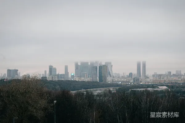 高清摄影 雾中城市：现代都市的朦胧美