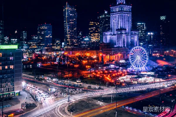 高清摄影 华沙夜景：摩天轮与光轨交织