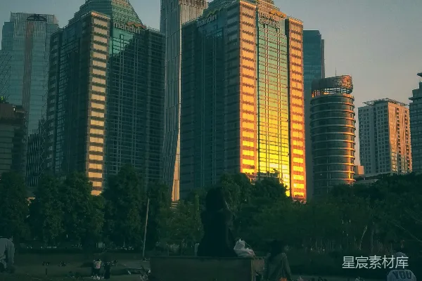 高清摄影 都市日落下的公园时光