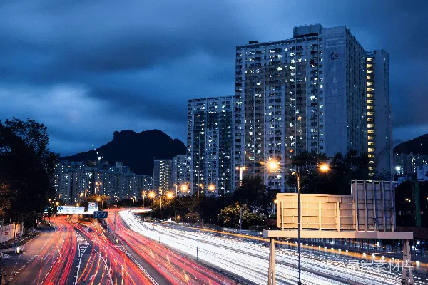 高清摄影 都市夜景：繁忙公路与高楼