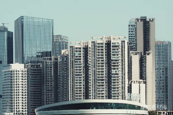 高清摄影 都市河边的摩天大楼与游船