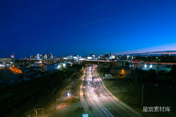 高清摄影 城市夜景：灯光与轨道的交织