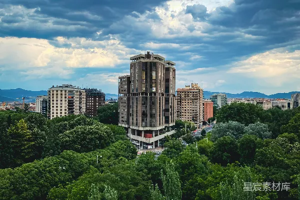 高清摄影 城市绿洲：高楼与自然的和谐共存