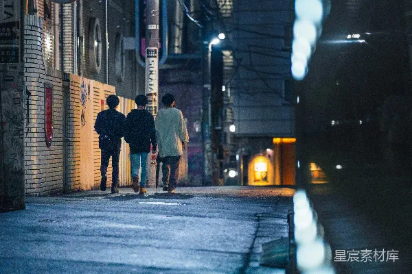 高清摄影 夜雨中的三人同行