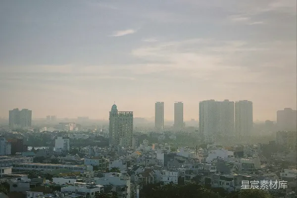 高清摄影 雾中的城市天际线