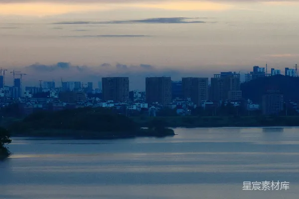 高清摄影 晨曦中的城市与湖光