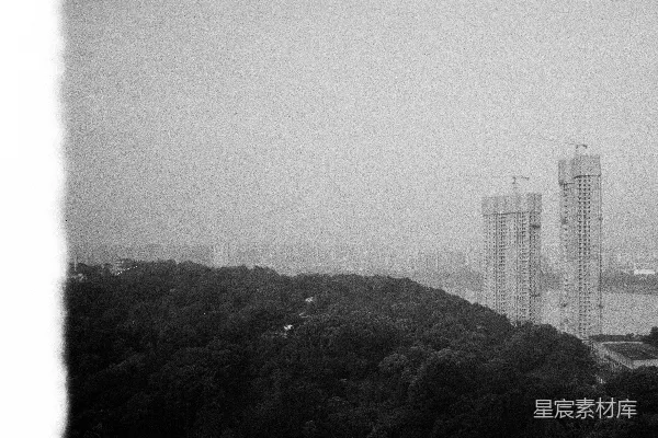 高清摄影 雾中城市与自然的交界