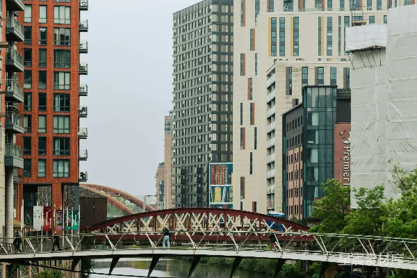高清摄影 城市中的桥梁与现代建筑