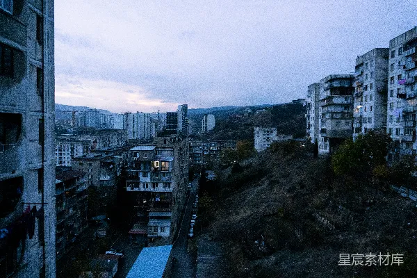 高清摄影 城市黄昏：高楼与山丘的静谧一瞥