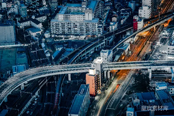 高清摄影 都市夜景：火车与道路交织的繁忙城市