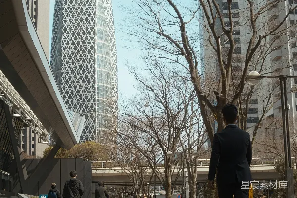 高清摄影 都市中的现代建筑与行人