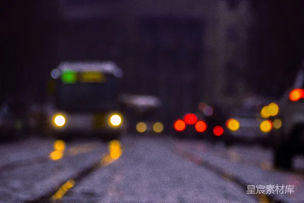 高清摄影 雨夜街景：城市灯光倒影