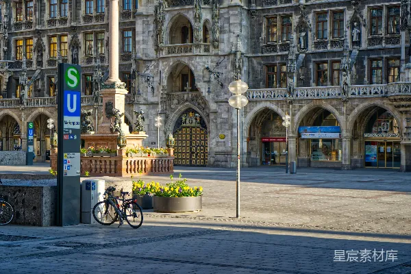 高清摄影 慕尼黑 Marienplatz 地铁站前的宁静