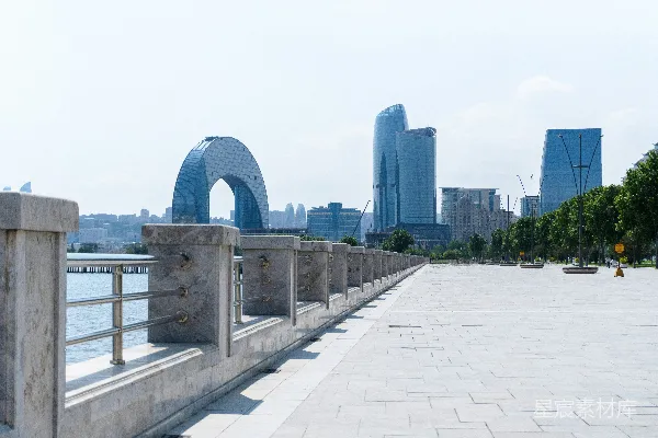 高清摄影 城市天际线与水边步道