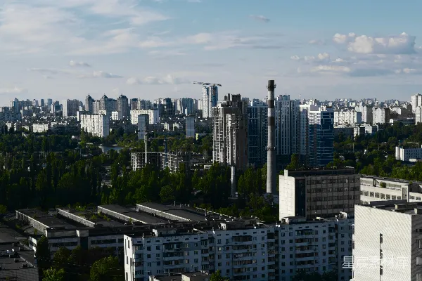 高清摄影 城市全景：阳光下的建筑与自然