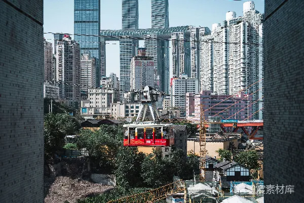 高清摄影 重庆缆车与高楼林立的现代都市