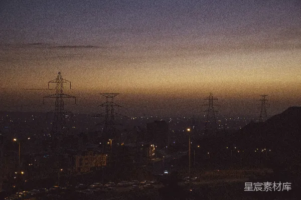 高清摄影 黄昏的电力塔与城市