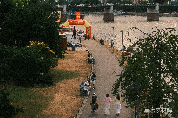 高清摄影 城市河边的休闲时光