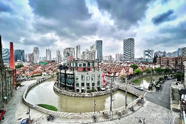 高清摄影 城市中的运河与现代建筑