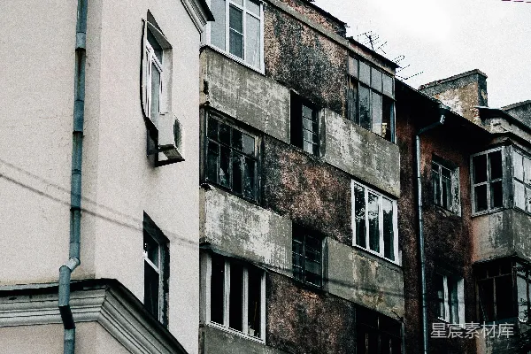 高清摄影 老旧建筑与电线交织的街景