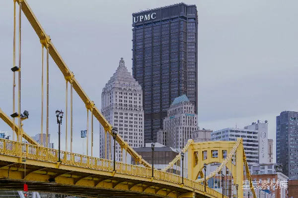 高清摄影 城市天际线与黄色桥梁